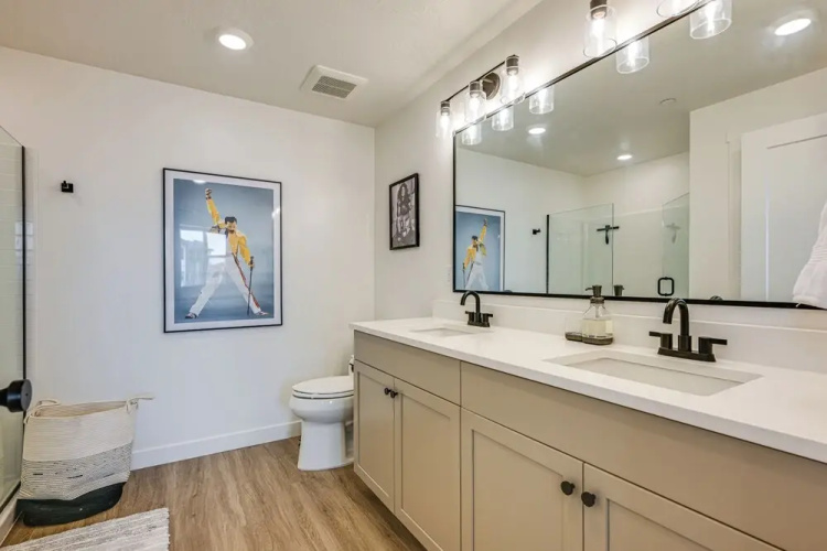25 Mi to Zion: Rock 'n' Roll Condo w/ Mtn View!