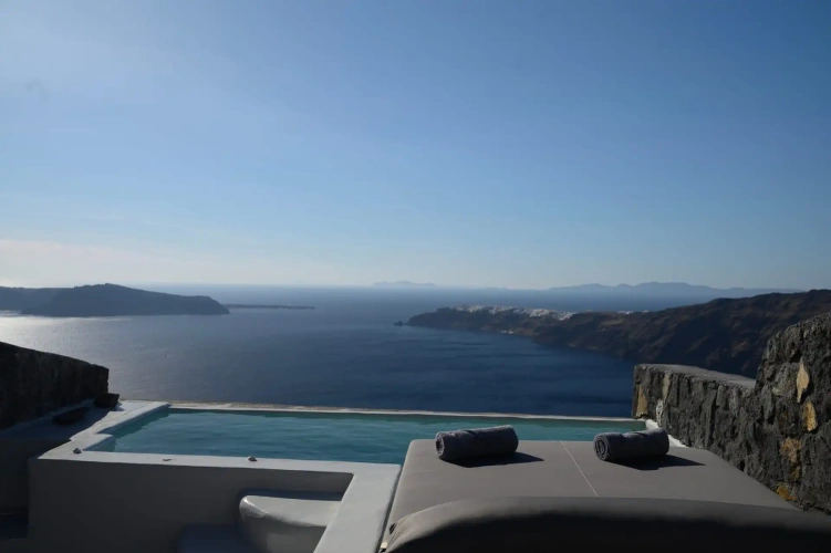 Honeymoon with Infinity Heated Pool Double Suite