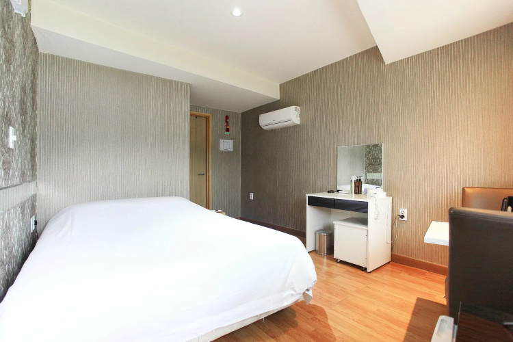 J hotel