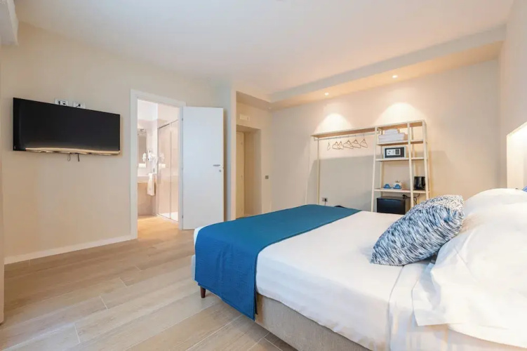 Six Luxury Room