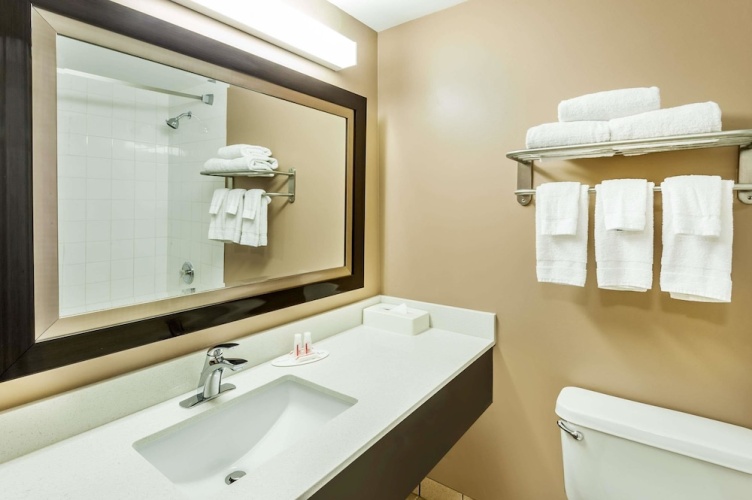 Super 8 By Wyndham Calgary/Airport photo 11