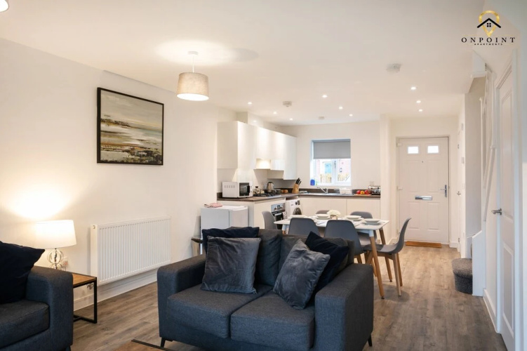 Spacious 3 Bed House with Parking & WiFi