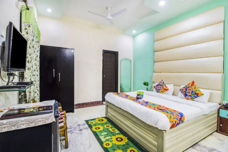 FabHotel Queen Palace