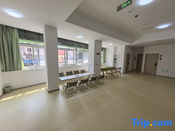 Monkey Light Youth Hostel (Taidong Pedestrian Street Branch)