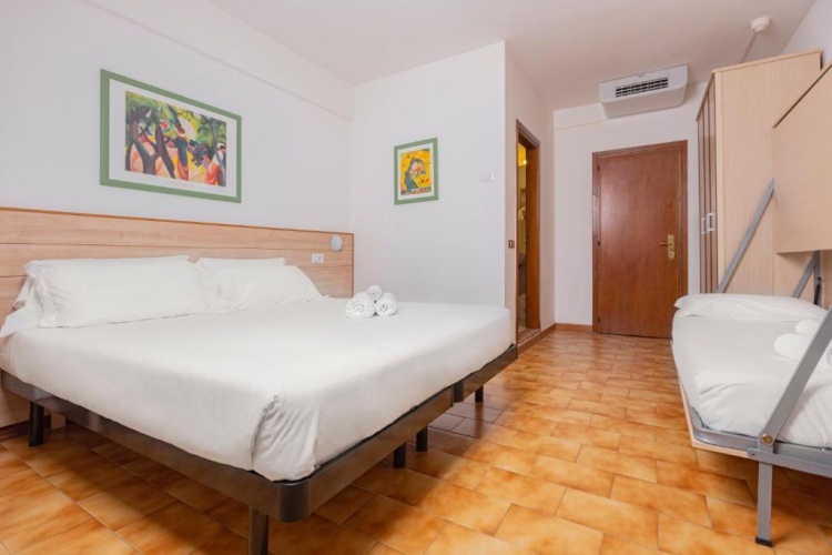 Standard Triple room