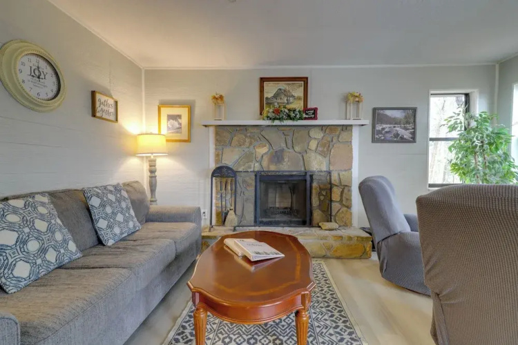 9 Mi to Dollywood: Pet-friendly Smoky Mtn Cabin!