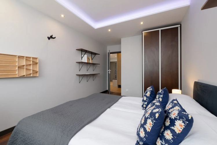 Spacious Apartment Krakow by Renters