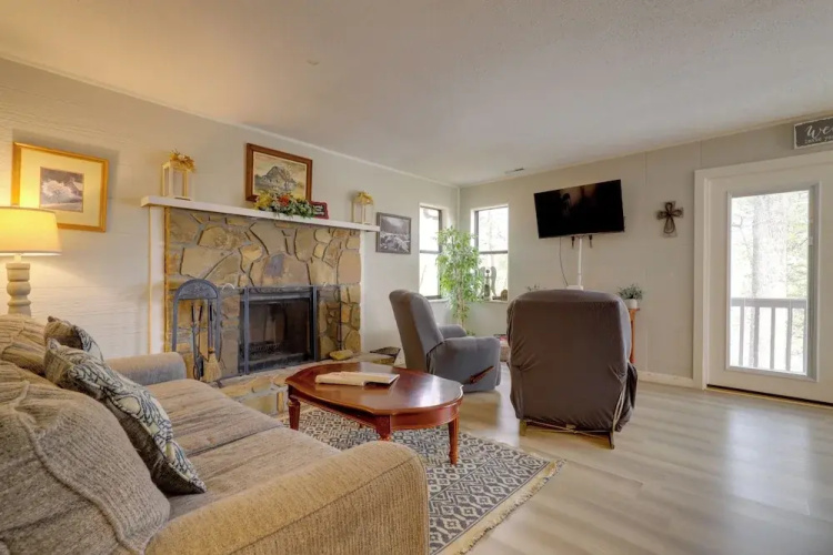 9 Mi to Dollywood: Pet-friendly Smoky Mtn Cabin!