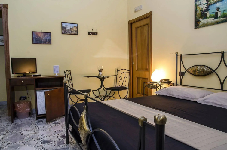 Backpacker Naples
