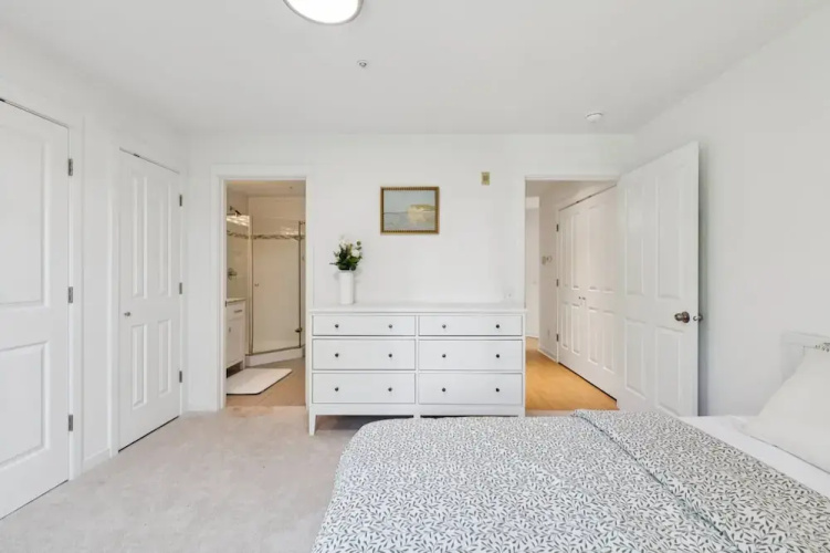 Walkable Seattle Gem Close To Everything 2 Bedroom Condo