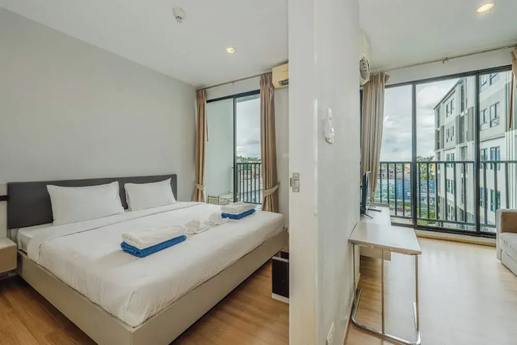 Chic Condo Near Shops & Nightlife C203