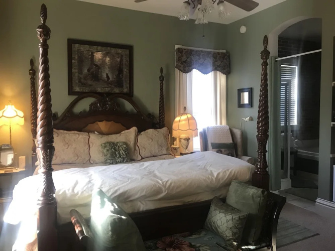 Historic Iron Horse Inn