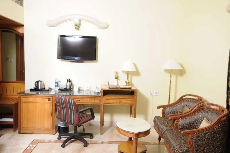Hotel Ramada Raj Park