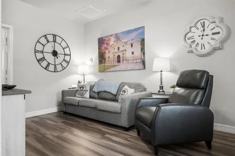 Cozy 1 Bed Home W Free Parking