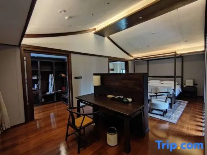 Deluxe Suite with lake view