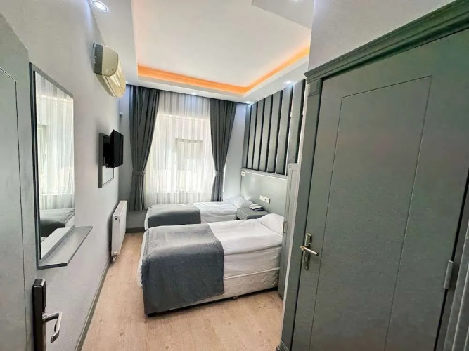 Crowned Plus Hotel