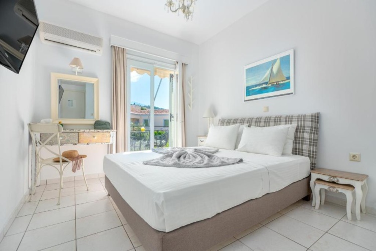 Standard Double room with partial sea view