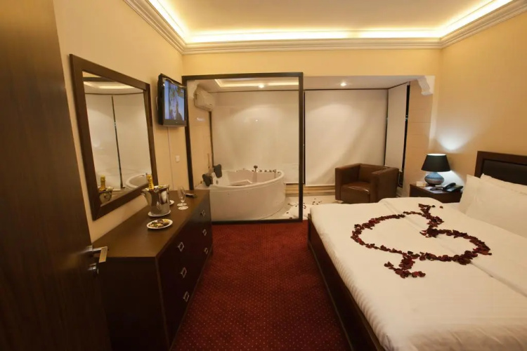Queens Land Hotel