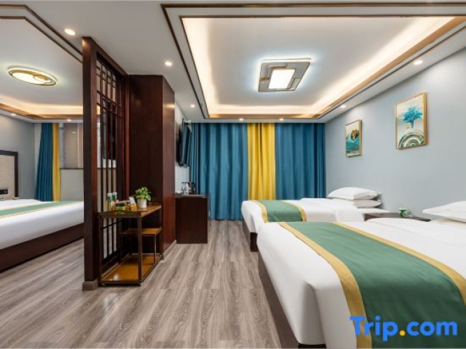 Deluxe Triple Suite