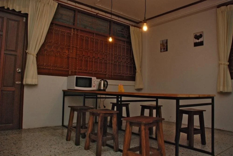 ME HUG Hostel&Restaurant