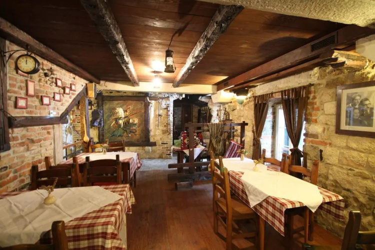 XIV Century rooms