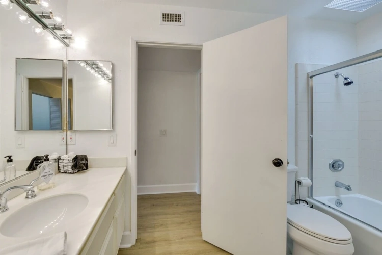 3 Bedrooms Apartment