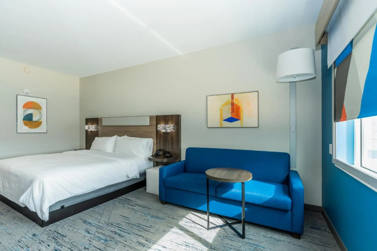 Holiday Inn Express & Suites Charlottesville - Mon