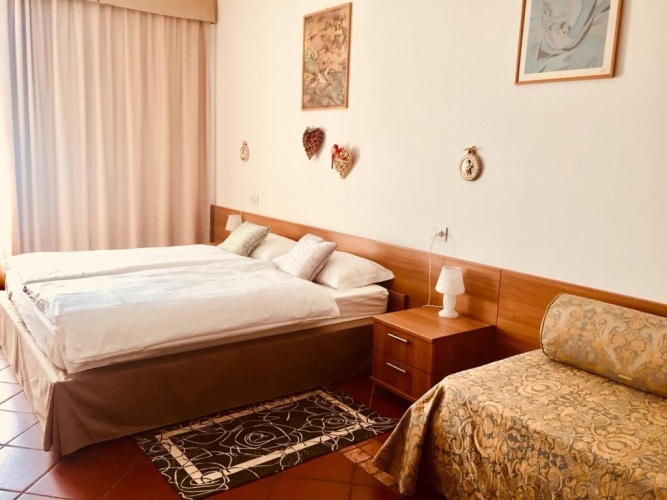 Standard Twin room with view