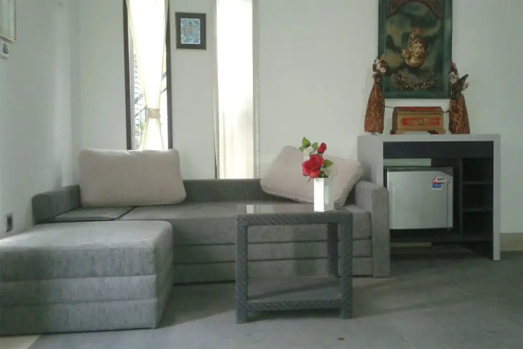 Rumah Putih Abu Abu