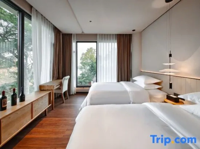 Standard Twin room with lake view