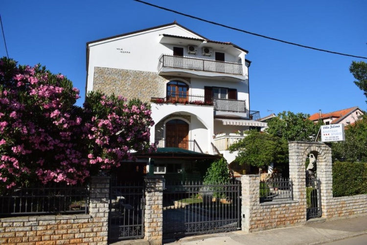 3 Bedrooms Apartment