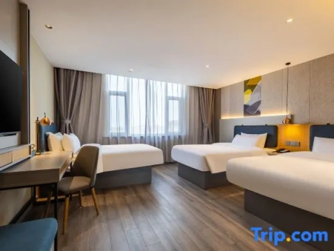 Standard Twin room with street view