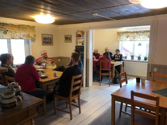 Standard Sextuple Family room