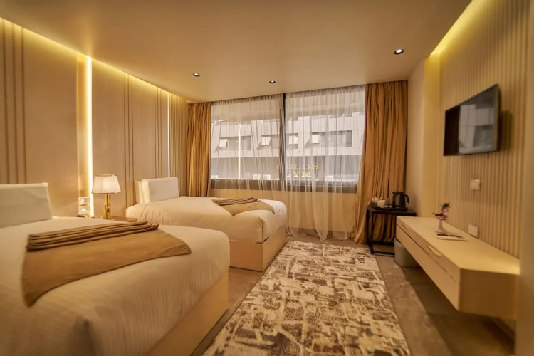 Gold's Pyramids Hotel
