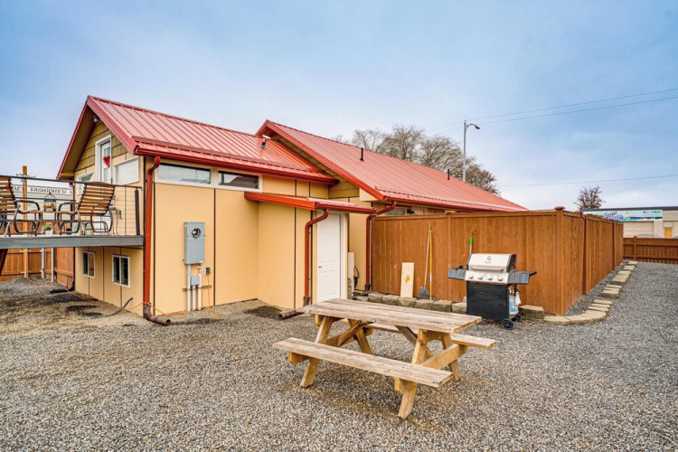 Walk to Main Ave & Soap Lake! Pet-friendly Studio