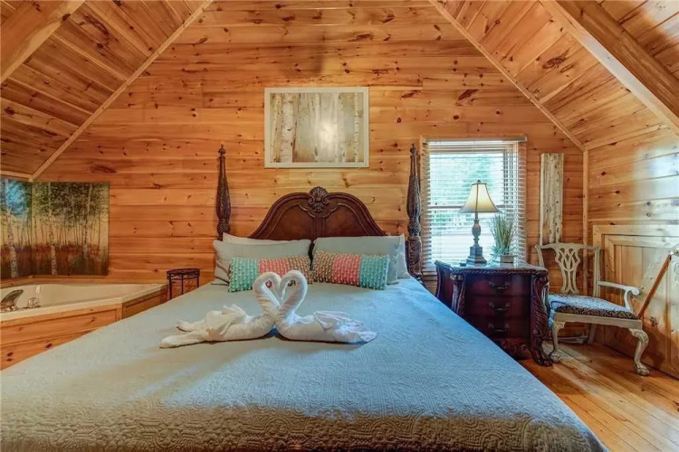 Holly Berry 4 Bedroom Home with Hot Tub