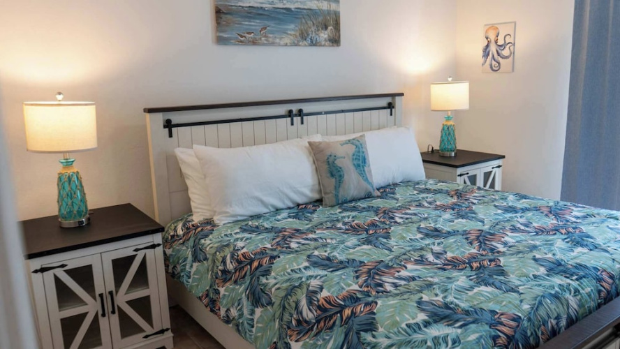 Walkable Location - 99 Steps to Beach - Pool