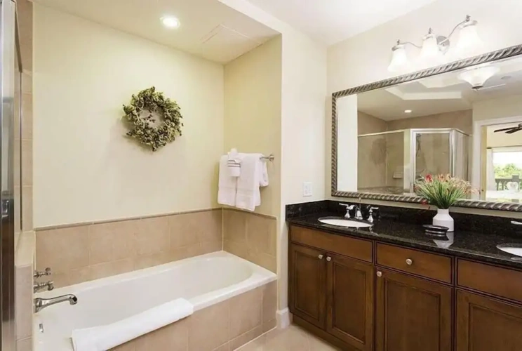 3 Bedrooms Standard Family room with golf view