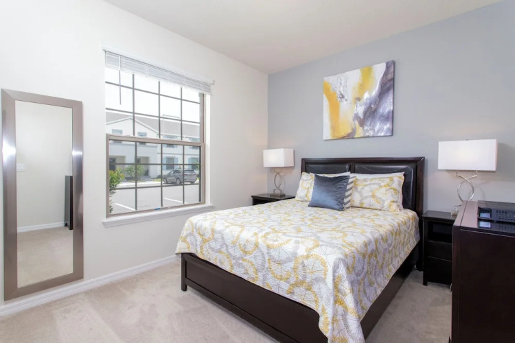 Splendid 5 Bd w Screened Pateo Pool Windsor Westside 8921