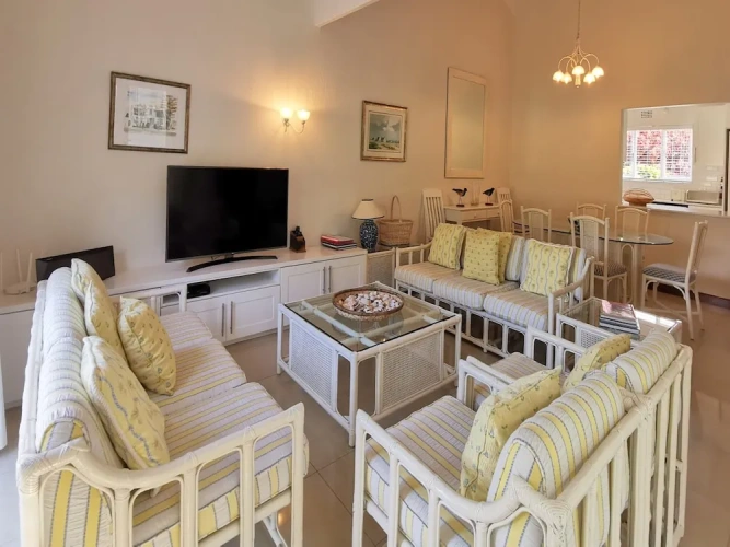 4 Bedrooms Comfort room with river view
