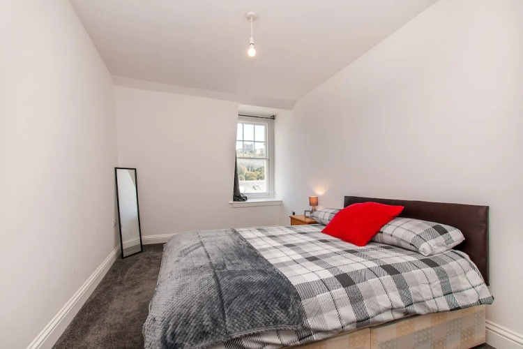 3 Bed Flat in Pedestrianized High Street