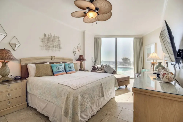 Beachfront Condo w/ Pool Access in Biloxi!