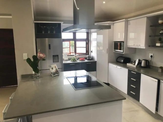 4 Bedrooms Cottage