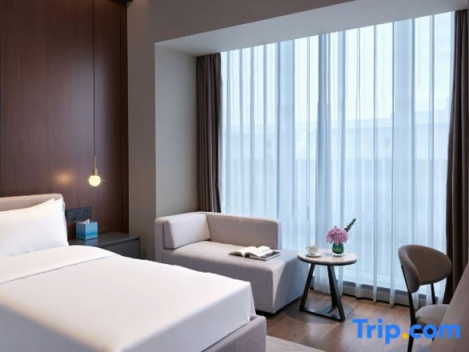 Deluxe Double room with city view