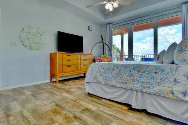 207 Harborview Grande