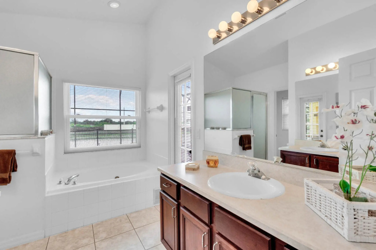 IC2539OL - 4 beds pool home - Water view