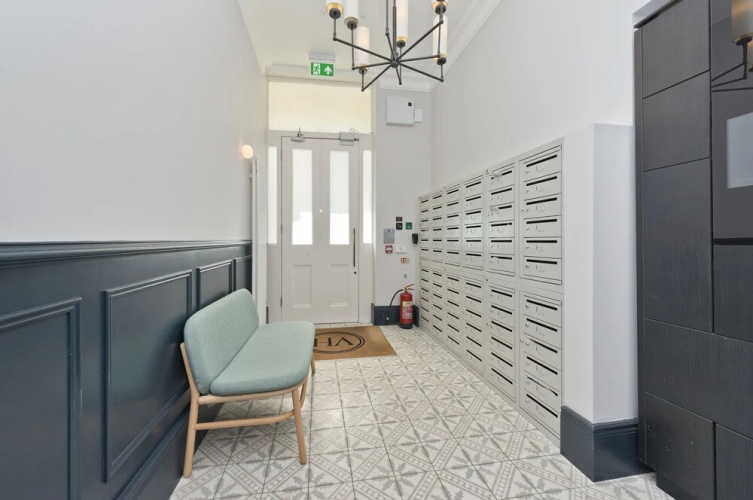 Spacious Lower Ground Studio in Primrose Hill