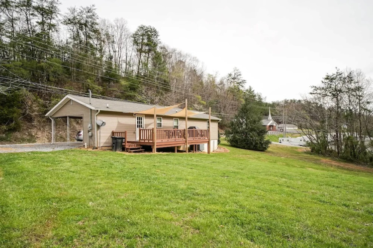 Sevierville Home w/ Hot Tub ~ 4 Mi to Dollywood!