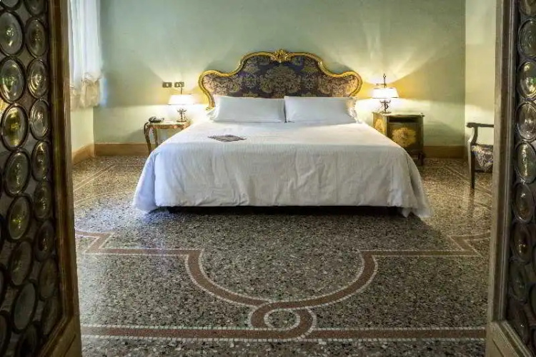 V Rome Suite