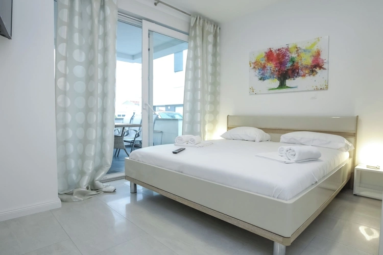 6 Bedrooms Deluxe Cottage
